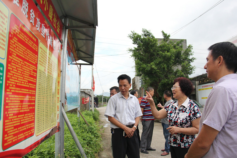 9月1日,市人大副主任刘雪真到新丰村调研指导精准扶贫工作1(市环保局 陈丽铃摄)_副本.jpg 9月1日,市人大副主任刘雪真到新丰村调研指导精准扶贫工作1(市环保局 陈丽铃摄)_副本.jpg
