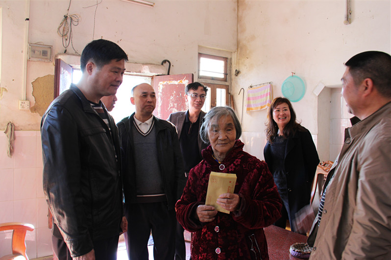 1月22日,市环保局到对口帮扶月池村开展春节走访慰问活动4_副本.jpg 1月22日,市环保局到对口帮扶月池村开展春节走访慰问活动4_副本.jpg