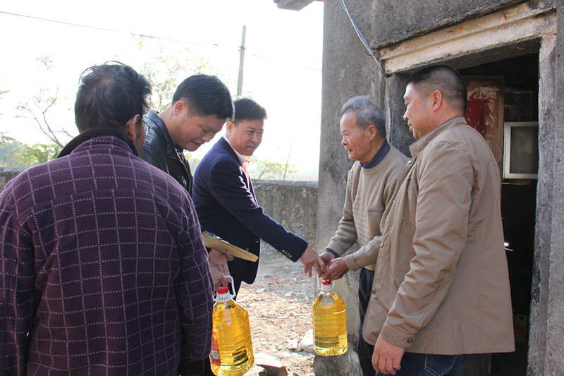 1月22日,市环保局到对口帮扶月池村开展春节走访慰问活动1_副本.jpg 1月22日,市环保局到对口帮扶月池村开展春节走访慰问活动1_副本.jpg