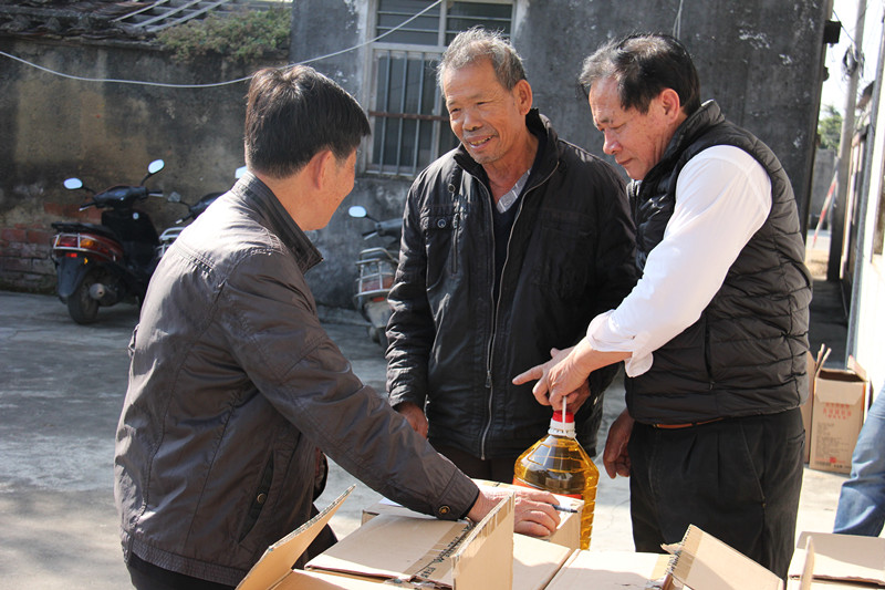 1月22日,市环保局到对口帮扶月池村开展春节走访慰问活动3_副本.jpg 1月22日,市环保局到对口帮扶月池村开展春节走访慰问活动3_副本.jpg