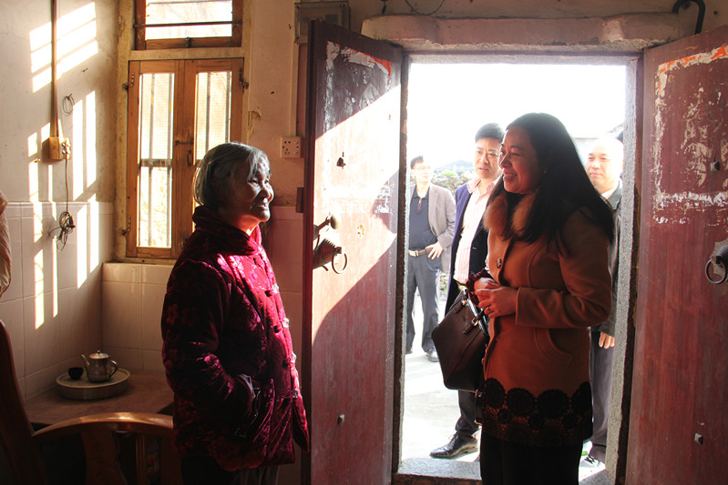 1月22日,市环保局到对口帮扶月池村开展春节走访慰问活动2_副本.jpg 1月22日,市环保局到对口帮扶月池村开展春节走访慰问活动2_副本.jpg