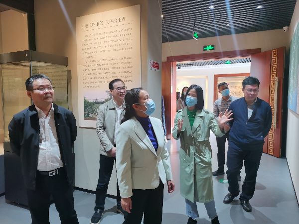 展厅参观 (2).jpg