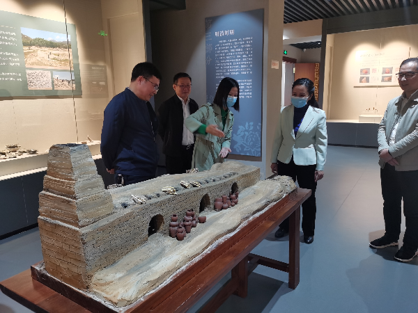 展厅参观 (1).jpg
