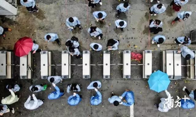 2月16日早上8点,员工有序进入信利集团门口的检疫站做检查。