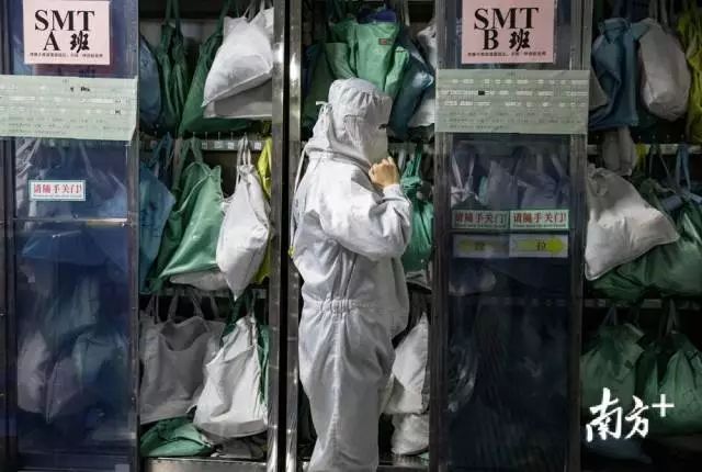 进入车间前,有专门的衣柜给员工换上防护服。据车间负责人介绍,员工平日上班就得这样全副武装。