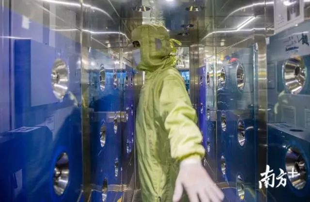 进入车间前,信利员工都要经过风淋系统吹洗。