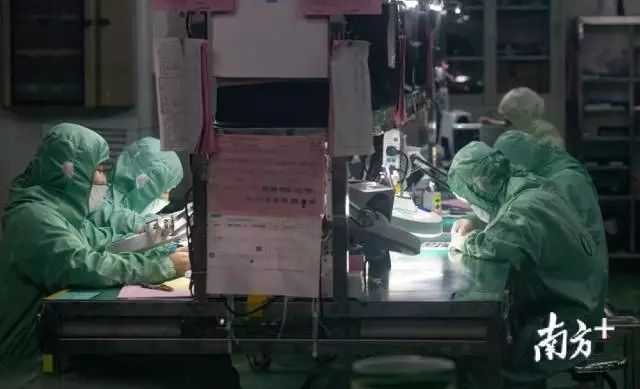 在车间内,信利的员工已经投入生产。