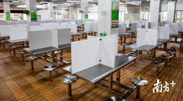信利的食堂都装上了隔板,防止员工在吃饭时有亲密接触。