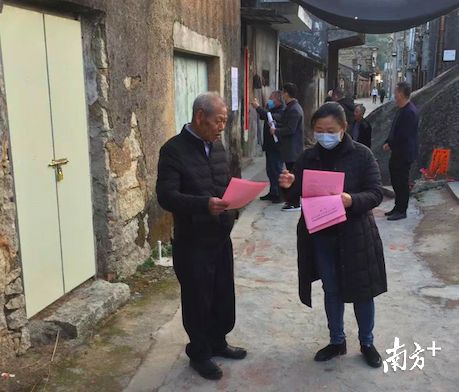 罗燕玲走街入户宣传疫情防控知识。