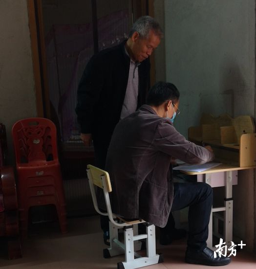 贺新传在内洞村登记出租屋流动人口。