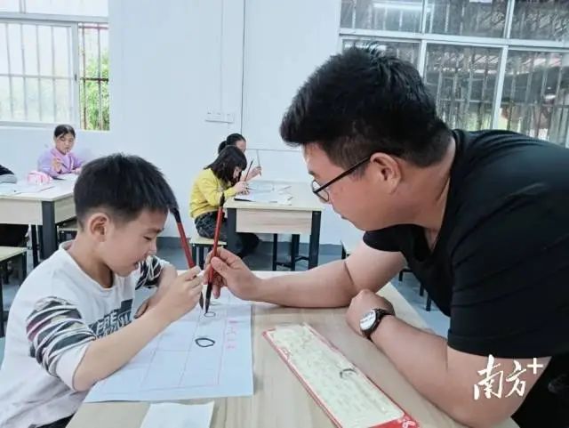 梁保经常利用闲暇时间为村中青少年开展课外辅导。 图片