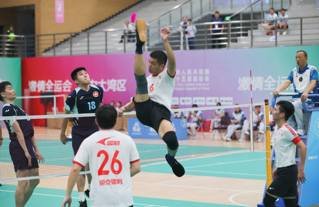 8月20日上午，十五运会群众比赛毽球项目决赛现场，广东乙组男队 VS 香港乙组男队。肇庆市融媒体中心记者 刘春林 摄