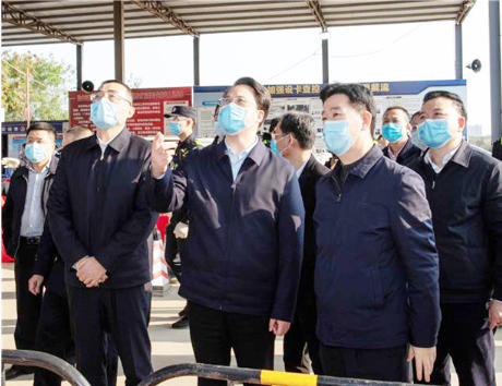 2月19日，张晓强、逯峰等市领导在陆丰市甲西览表检查站检查疫情防控和禁毒情况。