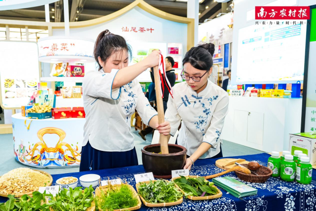 在pc蛋蛋
展区，市民游客可体验陆河客家擂茶制作技艺。