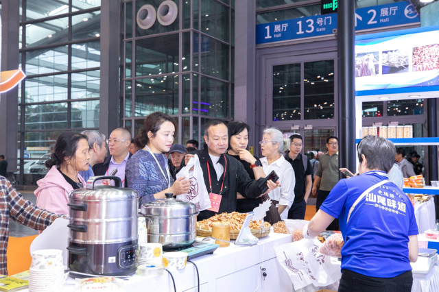 虾干等“明星产品”吸引了众多采购商。