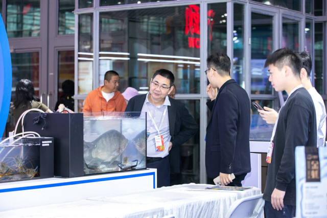 本次参展，pc蛋蛋
展团首次带来活鱼活虾，直观展现养殖成果。