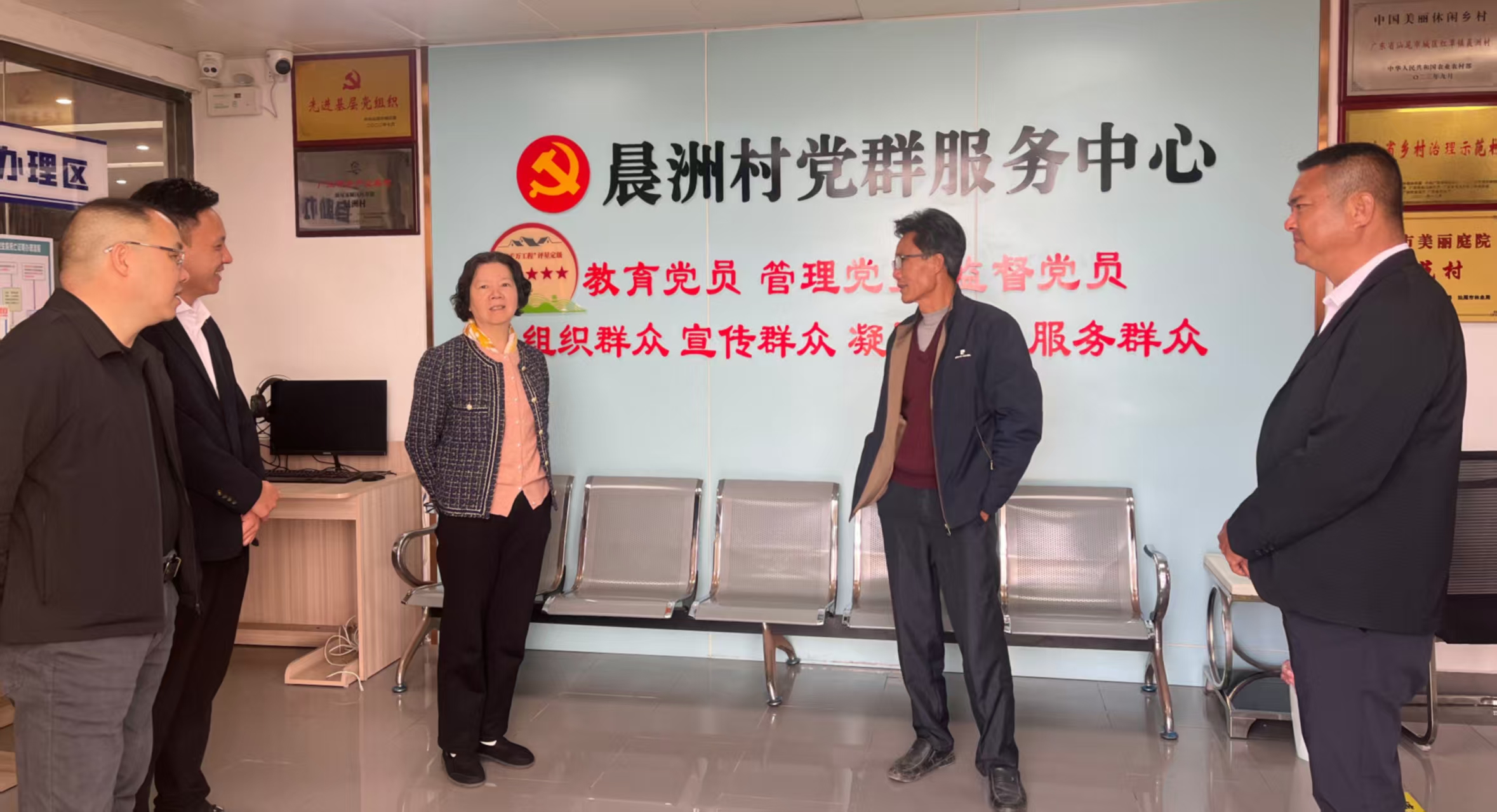 心系乡村发展 情暖困难群众