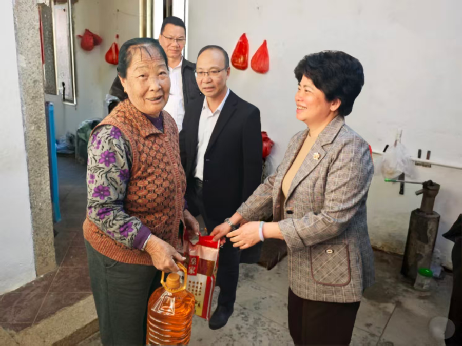 岁寒送暖传党恩 医保关怀润民心——市医保局节前走访慰问农村困难群众