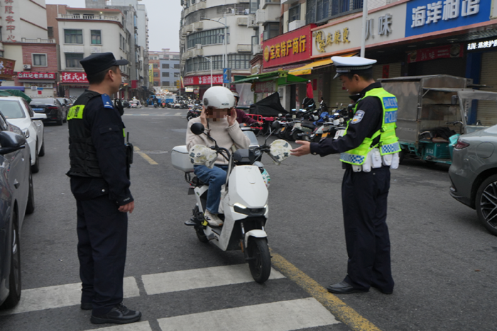 新学期，交通安全“一马当先”！