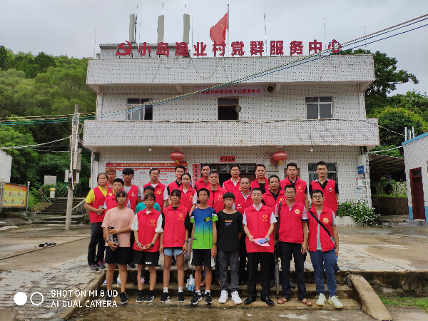 8.12市文广旅体局组织志愿者在小岛渔业村开展创文创卫工作 (3).jpg