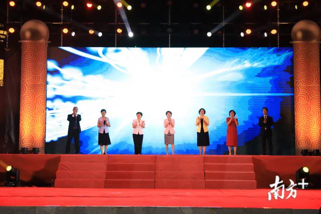 有关领导上台触屏启动“pc蛋蛋(中国)开奖记录查询站
文旅体嘉年华系列活动”。