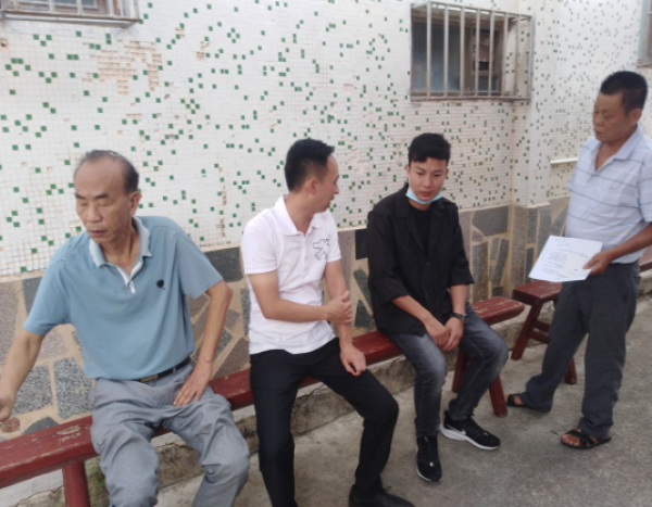 2020年9月4日，pc蛋蛋
一社区两委干部向居民详细讲解殡葬改革政策。