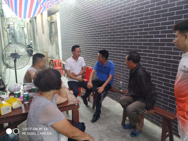 2020年7月18日，pc蛋蛋
一社区干部与镇派驻领导向居民详细讲解殡葬改革政策。