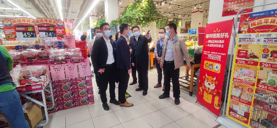 在沃尔玛超市指导防控工作.jpg